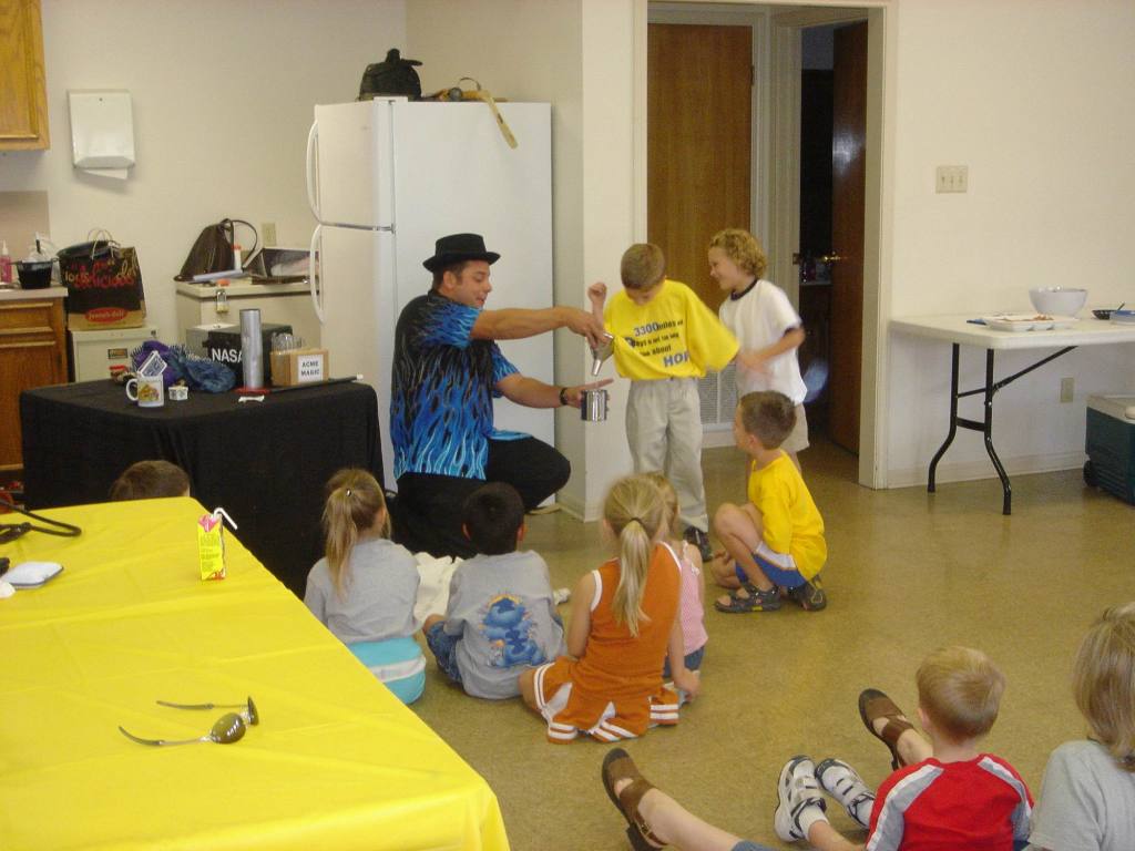 2005/10(Oct)/01(Chance-6thBD)/1024x768_2005-10-02-Chance-6thBD-Magic-17.JPG