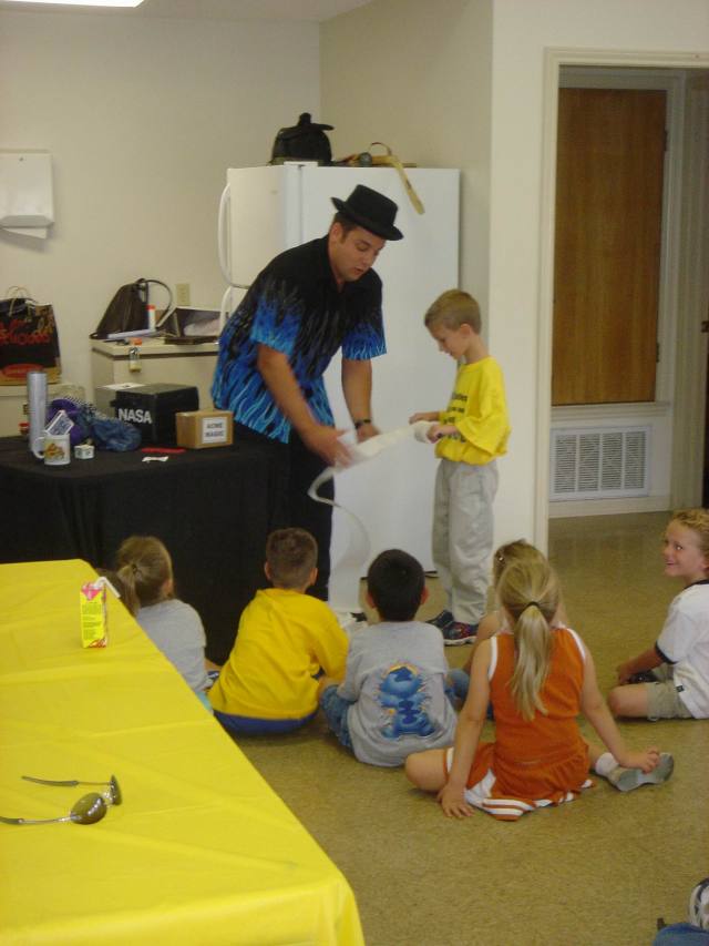 2005/10(Oct)/01(Chance-6thBD)/640x480_2005-10-02-Chance-6thBD-Magic-15.JPG