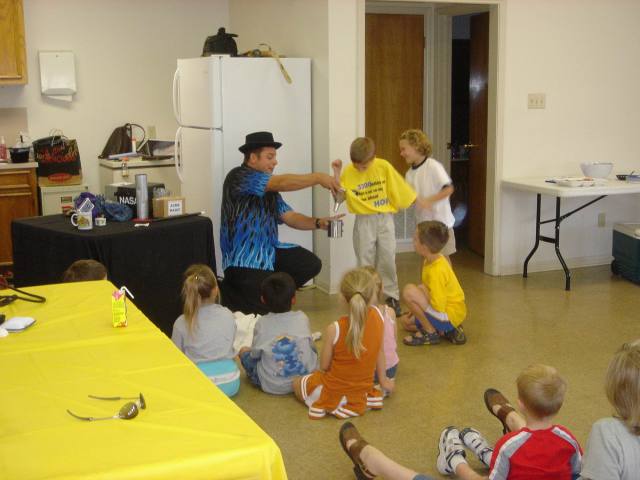 2005/10(Oct)/01(Chance-6thBD)/640x480_2005-10-02-Chance-6thBD-Magic-17.JPG