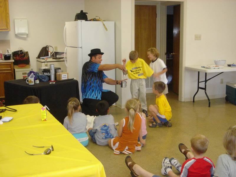 2005/10(Oct)/01(Chance-6thBD)/800x600_2005-10-02-Chance-6thBD-Magic-17.JPG