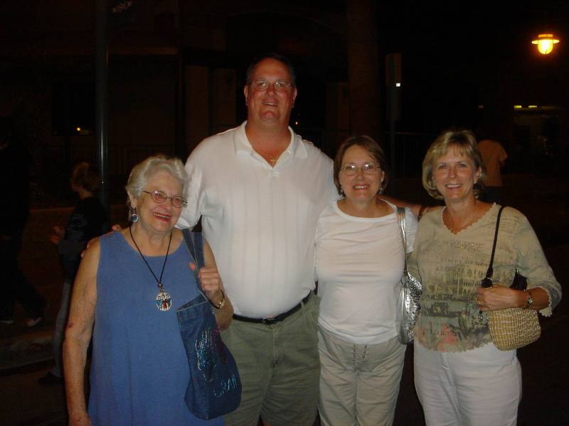 2005/10(Oct)/02(Golf-Palm-Desert)/800x600_2005-10-06-19-Palm-Springs-Village-Fest.JPG