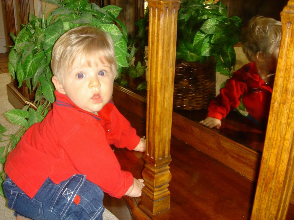 2005/10(Oct)/03(Ian)/1024x768_2005-10-28-19-Ian-7-months.JPG
