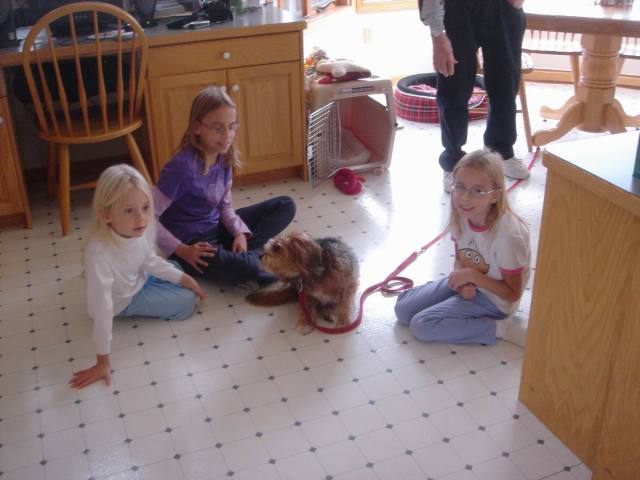 2005-11-06-01-girls-Snickers.JPG