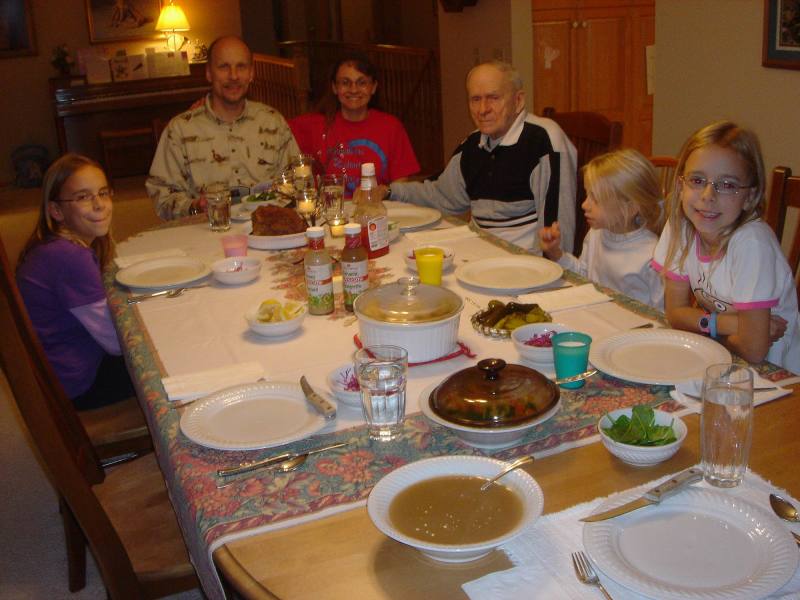 2005/11(Nov)/04(Willmar-MN-Dan-Lisa)/800x600_2005-11-06-03-Family-Dinner.JPG