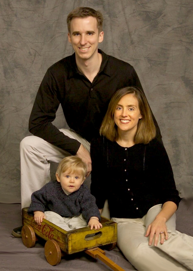 2005/11(Nov)/06(Family-Portrait-Sittings)/640x480_Josh-Heather-Ian.jpg