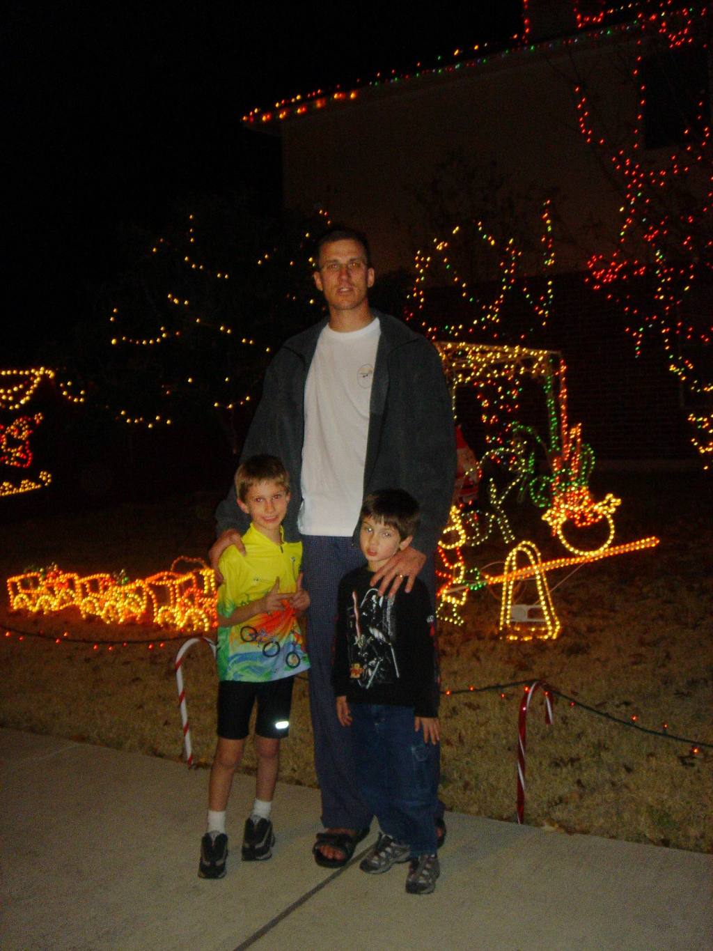 2005/12(Dec)/01(Christmas-Lights)/03(Travis-Neighborhood)/1024x768_2005-12-26-2.JPG