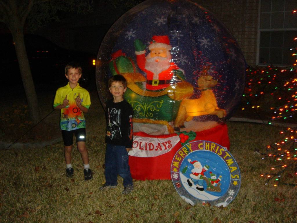 2005/12(Dec)/01(Christmas-Lights)/03(Travis-Neighborhood)/1024x768_2005-12-26-4.JPG