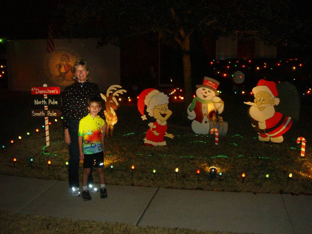 2005/12(Dec)/01(Christmas-Lights)/03(Travis-Neighborhood)/1024x768_2005-12-26-6.JPG