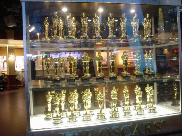 2006-01-27-13-GMA-Studio-Oscar-Statues.JPG