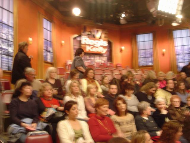 2006/01(Jan)/04(NYC)/640x480_2006-01-30-01-RegisKellyLive.JPG