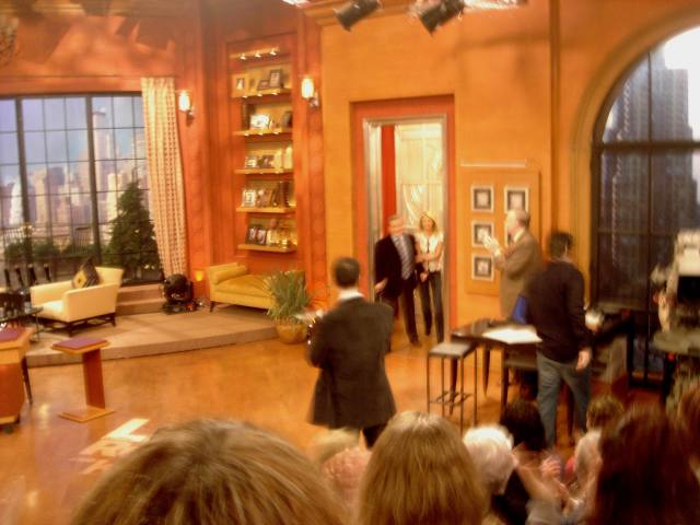 2006/01(Jan)/04(NYC)/640x480_2006-01-30-03-RegisKellyLive.JPG
