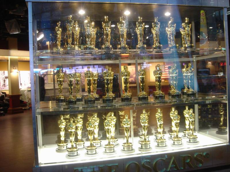 2006/01(Jan)/04(NYC)/800x600_2006-01-27-13-GMA-Studio-Oscar-Statues.JPG