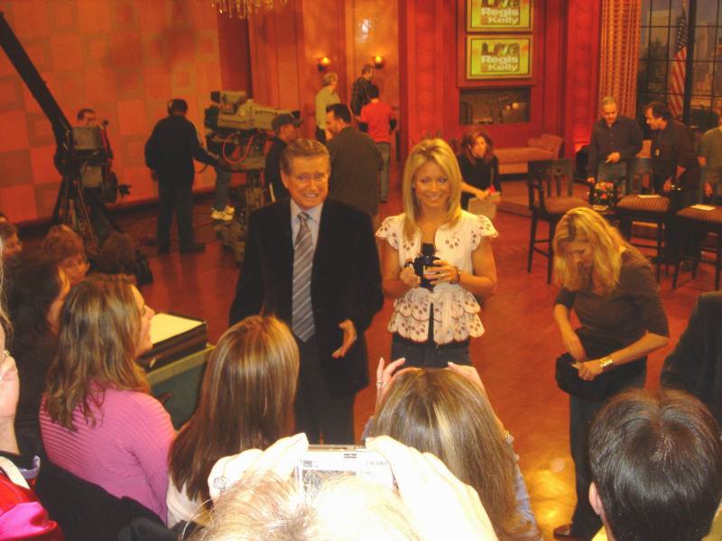 2006/01(Jan)/04(NYC)/800x600_2006-01-30-05-RegisKellyLive.JPG