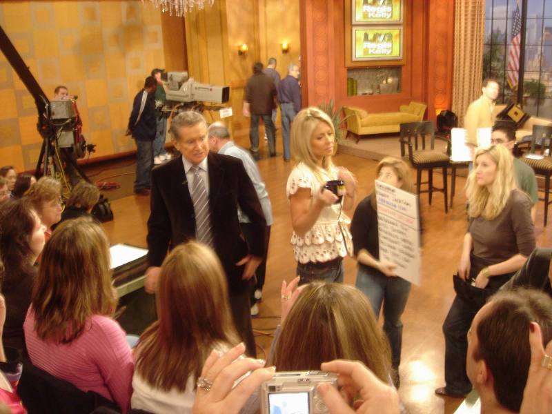 2006/01(Jan)/04(NYC)/800x600_2006-01-30-06-RegisKellyLive.JPG