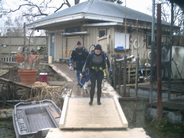 2006/02(Feb)/04(SCUBA-Aquarena-Springs)/640x480_2006-02-19-03-Jim-Janeen.JPG