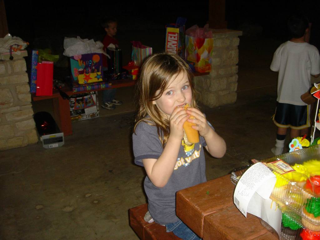 2006/03(Mar)/02(Vale-Kyla-Party)/1024x768_2006-03-03-18.JPG