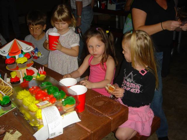 2006/03(Mar)/02(Vale-Kyla-Party)/640x480_2006-03-03-19.JPG