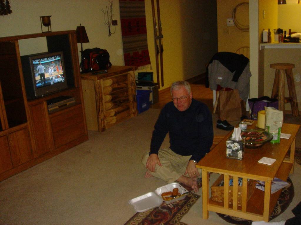 2006/03(Mar)/04(Colorado-Ski-Trip)/1024x768_2006-03-17-03-Eating-Leftovers.JPG