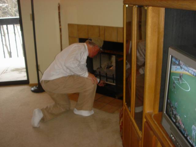 2006/03(Mar)/04(Colorado-Ski-Trip)/640x480_2006-03-13-02-Starting-Fireplace.jpg