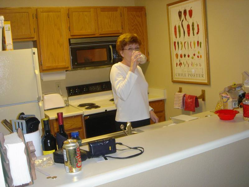 2006/03(Mar)/04(Colorado-Ski-Trip)/800x600_2006-03-17-04-Eating-Leftovers.JPG