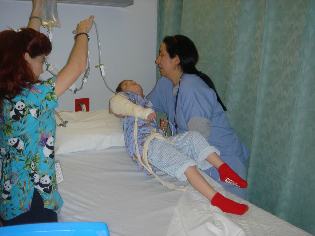 2006/03(Mar)/05(Dax-Broken-Arm)/1024x768_2006-03-29-41-Dax-after-surgery.JPG
