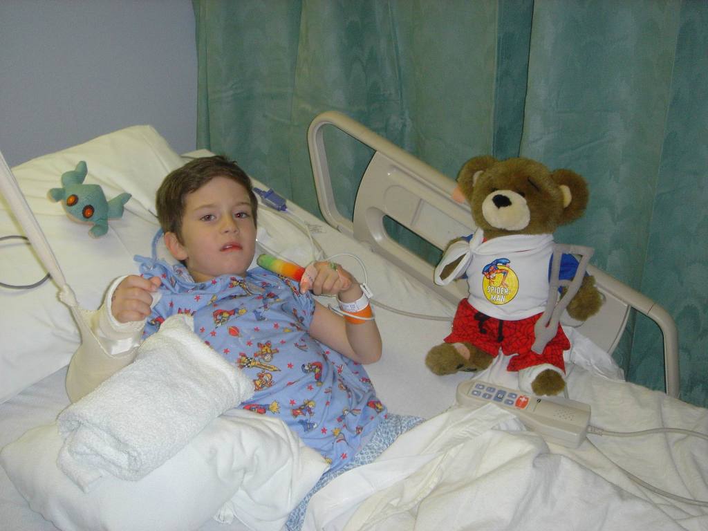 2006/03(Mar)/05(Dax-Broken-Arm)/1024x768_2006-03-29-44-Dax-after-surgery.JPG