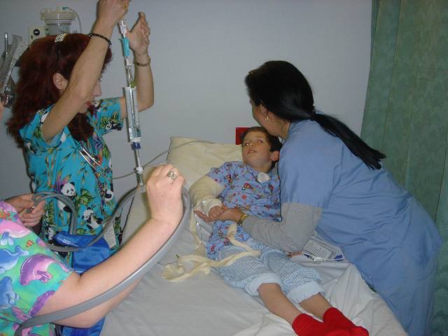 2006/03(Mar)/05(Dax-Broken-Arm)/640x480_2006-03-29-42-Dax-after-surgery.JPG