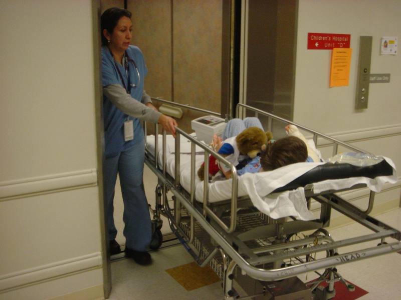 2006/03(Mar)/05(Dax-Broken-Arm)/800x600_2006-03-29-40-Dax-after-surgery.JPG