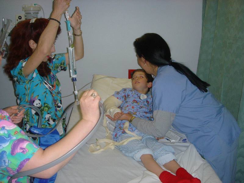 2006/03(Mar)/05(Dax-Broken-Arm)/800x600_2006-03-29-42-Dax-after-surgery.JPG