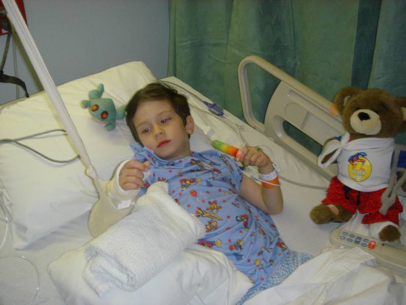 2006/03(Mar)/05(Dax-Broken-Arm)/800x600_2006-03-29-43-Dax-after-surgery.JPG