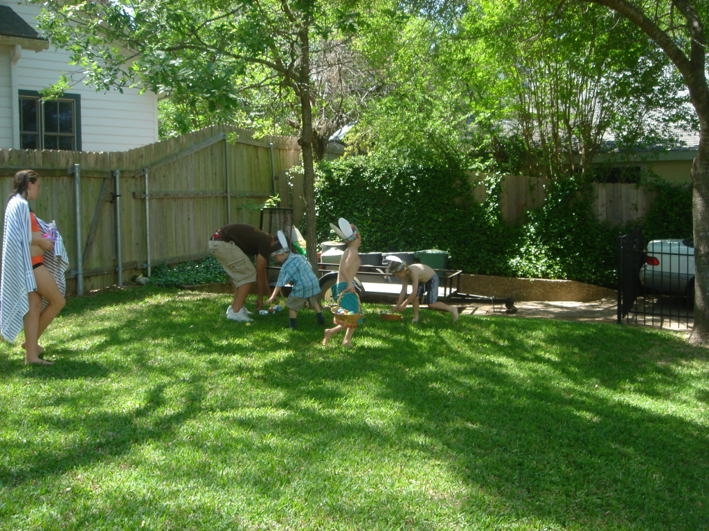 2006/04(Apr)/05(Easter)/1024x768_2006-04-16-27-THE-EGG-HUNT.JPG