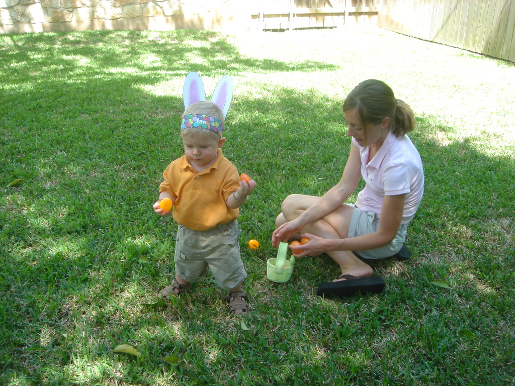 2006/04(Apr)/05(Easter)/1024x768_2006-04-16-31-THE-EGG-HUNT.JPG
