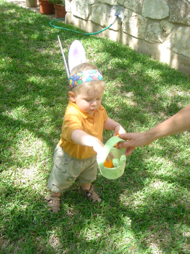 2006/04(Apr)/05(Easter)/640x480_2006-04-16-17-THE-EGG-HUNT.JPG