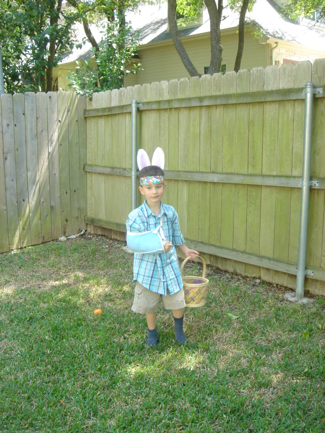 2006/04(Apr)/05(Easter)/640x480_2006-04-16-18-THE-EGG-HUNT.JPG