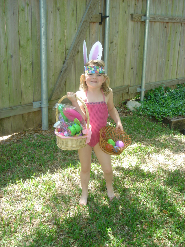 2006/04(Apr)/05(Easter)/640x480_2006-04-16-21-THE-EGG-HUNT.JPG