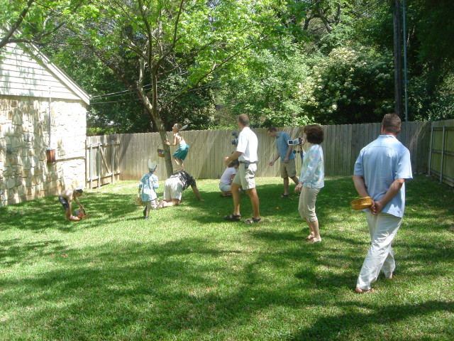 2006/04(Apr)/05(Easter)/640x480_2006-04-16-22-THE-EGG-HUNT.JPG