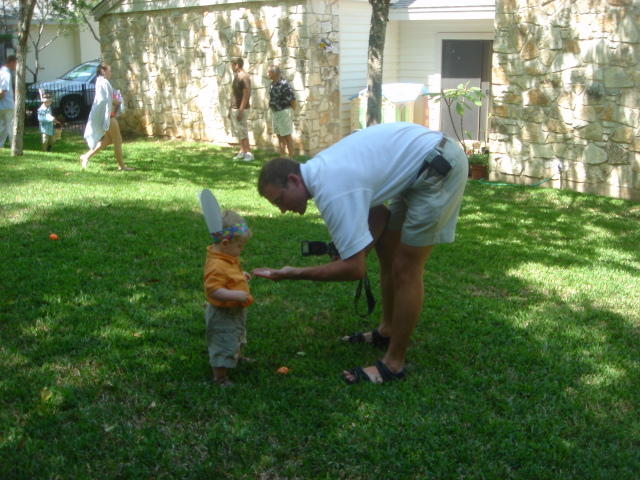 2006/04(Apr)/05(Easter)/640x480_2006-04-16-25-THE-EGG-HUNT.JPG