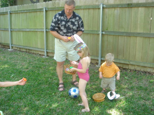 2006/04(Apr)/05(Easter)/640x480_2006-04-16-32-THE-EGG-HUNT.JPG