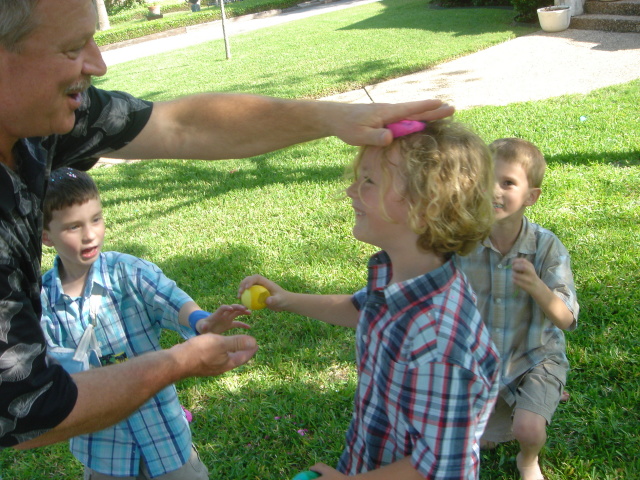 2006/04(Apr)/05(Easter)/640x480_2006-04-16-45-CASCARONES-MEXICAN-CONFETTI-EGGS.JPG