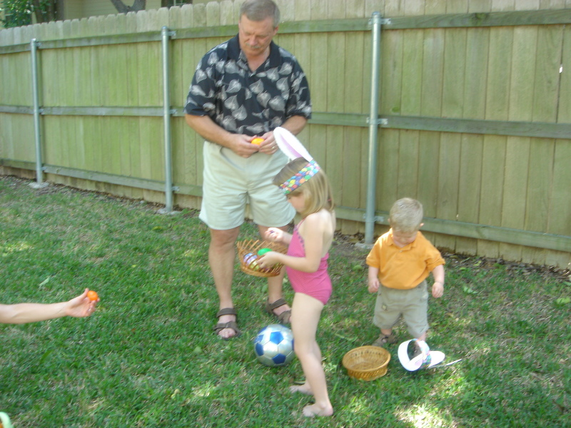 2006/04(Apr)/05(Easter)/800x600_2006-04-16-32-THE-EGG-HUNT.JPG