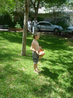 2006-04-16-19-THE-EGG-HUNT.JPG