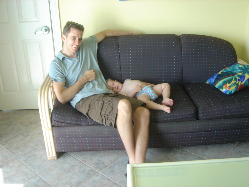 2006-05-21-03-LivingRoom-OysterBayResort.jpg