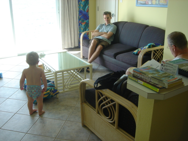 2006-05-21-01-LivingRoom-OysterBayResort.jpg