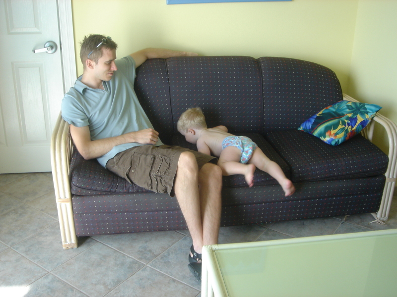 2006-05-21-02-LivingRoom-OysterBayResort.jpg
