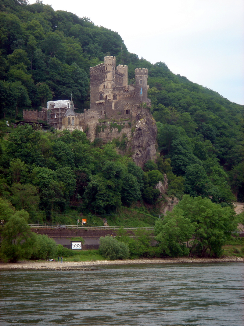 2007/04(April-May-Germany-Italy-Scotland)/06(Rudesheim)/800x600_2007-05-05-39-Rheinstein-Castle.JPG