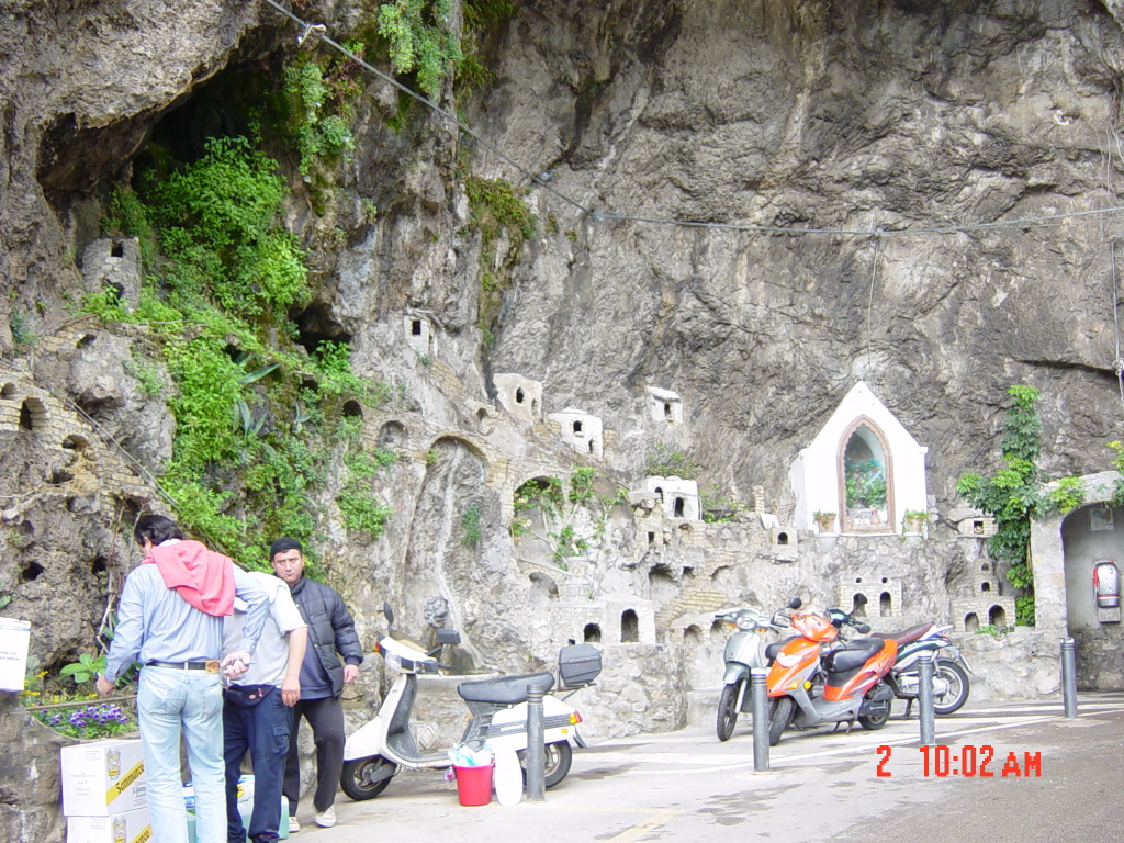 2007/04(April-May-Germany-Italy-Scotland)/07(Italy-Positano-Amalfi-Coast)/1024x768_2007-05-02-13-Second-day-Exploring.JPG