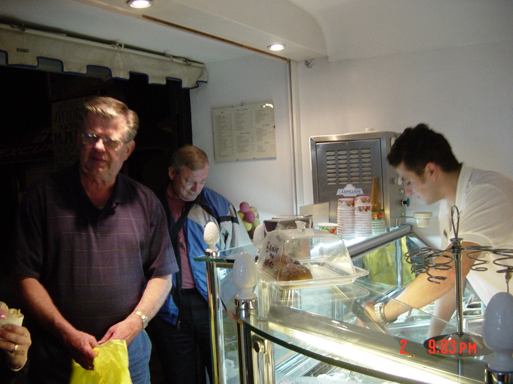 2007/04(April-May-Germany-Italy-Scotland)/07(Italy-Positano-Amalfi-Coast)/1024x768_2007-05-02-74-Time-for-Gelato.JPG