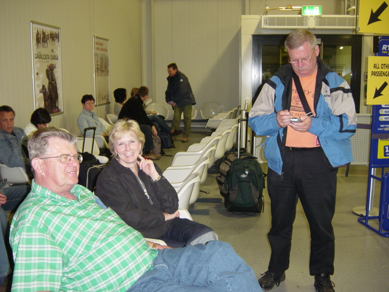 2007/04(April-May-Germany-Italy-Scotland)/07(Italy-Positano-Amalfi-Coast)/2007-05-01-00-Hahn-Germany-Airport-4am.JPG