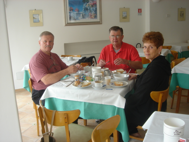 2007-05-02-01-Breakfast-in-Vitoria-Hotel.JPG