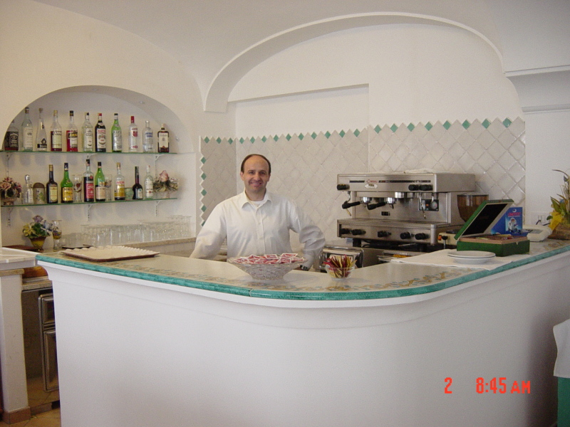 2007/04(April-May-Germany-Italy-Scotland)/07(Italy-Positano-Amalfi-Coast)/800x600_2007-05-02-05-Breakfast-in-Vitoria-Hotel.JPG